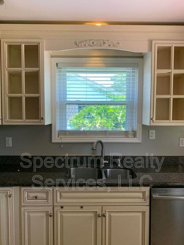 Building Photo - 2151 Traymore Rd