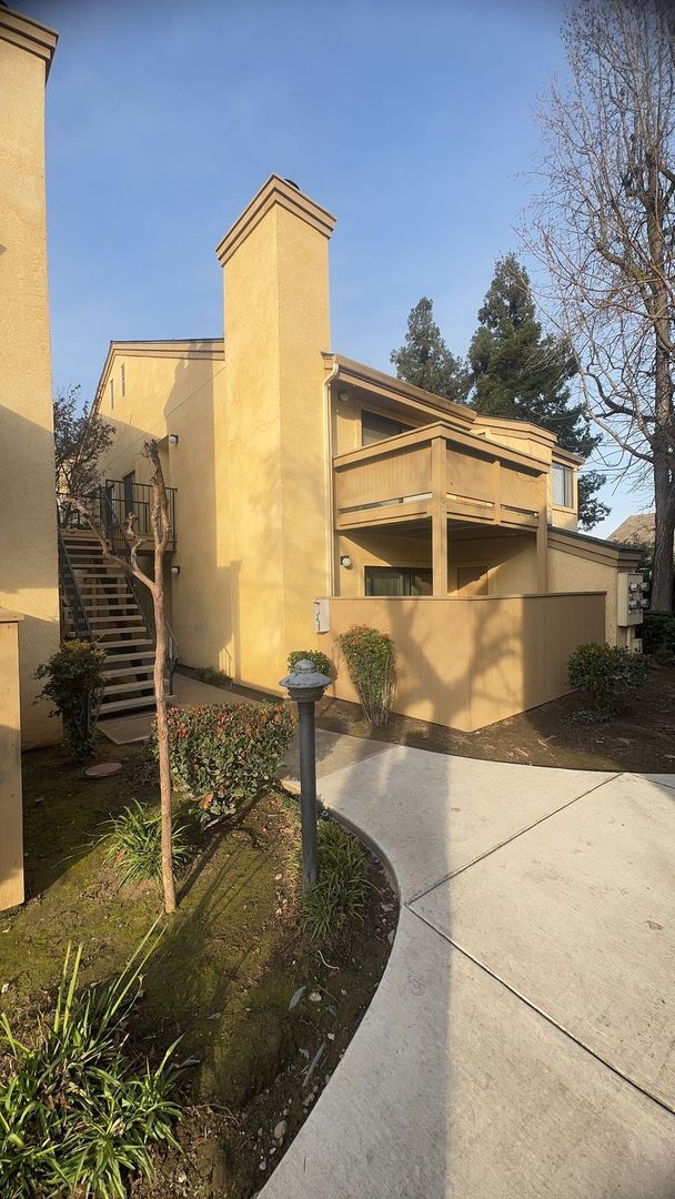 Building Photo - 2 Bed/2 Bath in Gated Community Condo