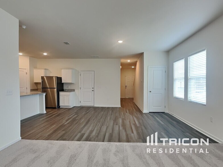 Building Photo - 1056 Large Poppy Dr
