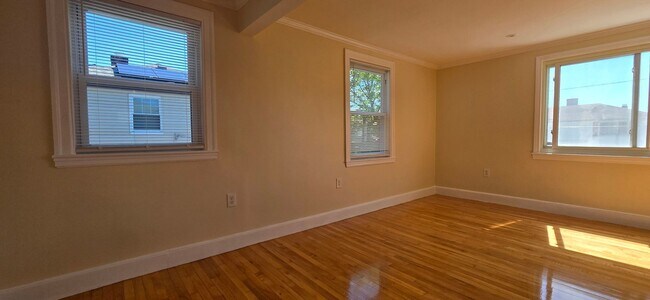 Building Photo - 84 Gladeside Ave
