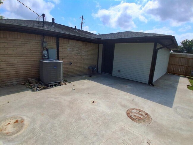 Building Photo - 4026 Simsbrook Dr