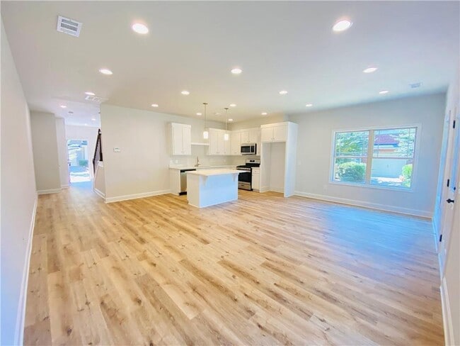 Building Photo - 1093 N Village Dr