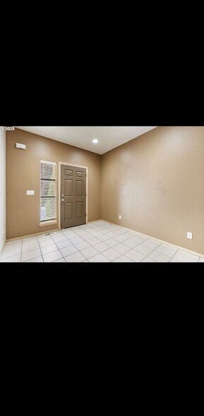 Building Photo - 2833 NE Stapleton Rd