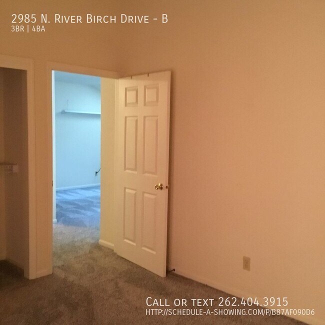 Building Photo - Huge condo with 2 car garage!