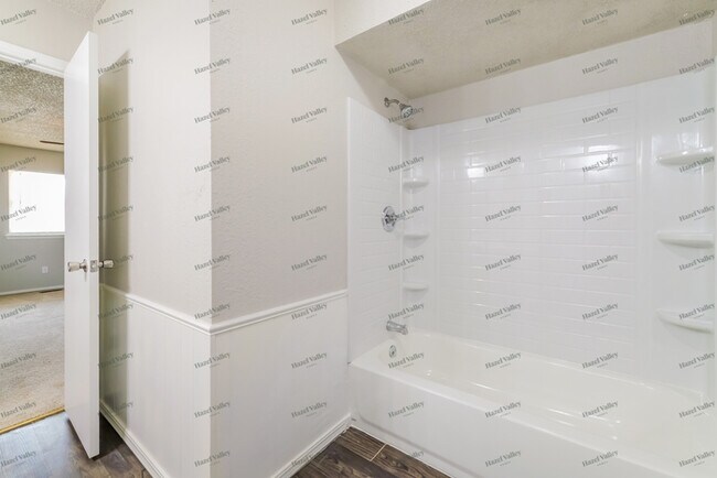 Building Photo - 950 Twisted Oak Dr