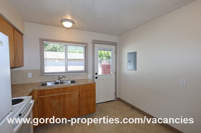 Building Photo - SE Arista Dr - 1 bedroom apartment in the ...