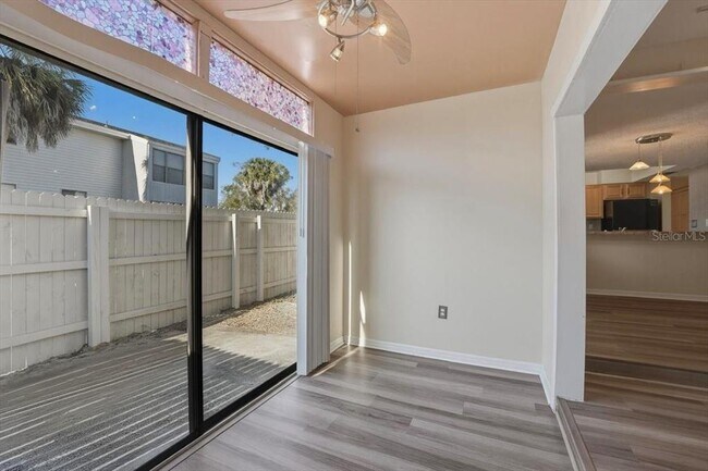 Building Photo - 1404 Oak Pl