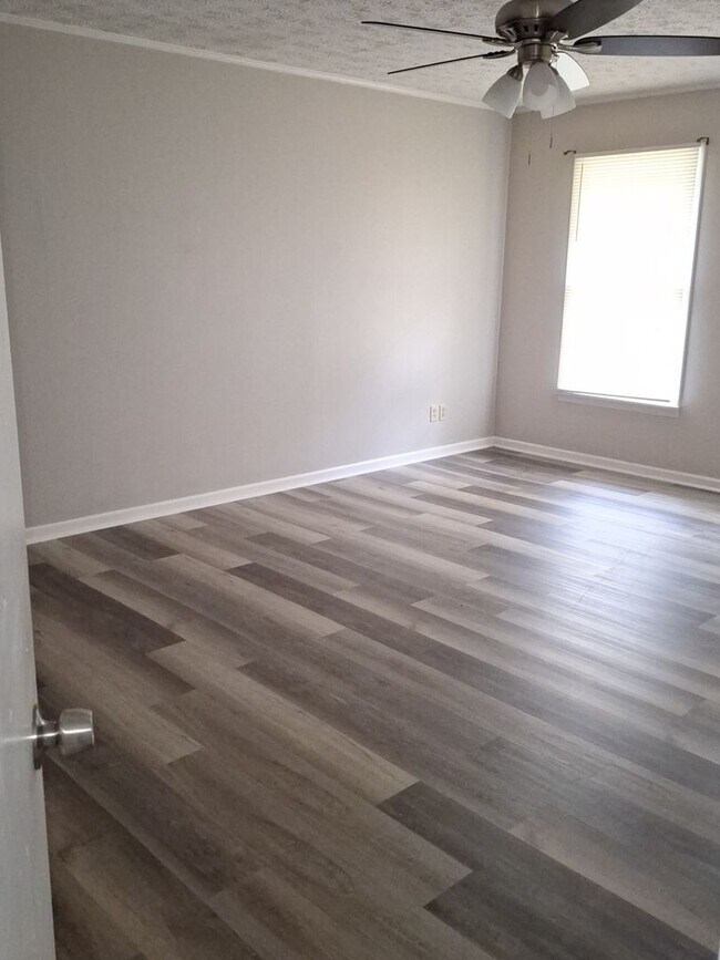 Building Photo - Charming Three Bedroom home available in Phenix City Al!