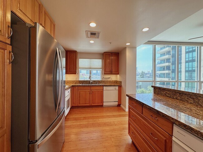 Building Photo - Modern 2 Bed, 2 Bath Condo in the Heart of...