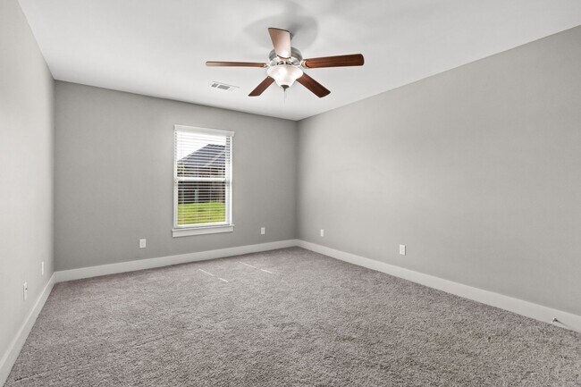 Building Photo - Come home to this stunning 4 bed/2 bath split floorplan home in Centerton!