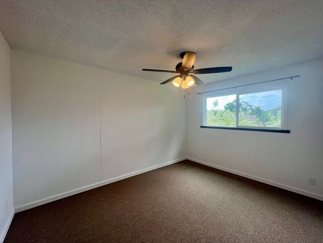 Building Photo - 485 Waianuenue Ave