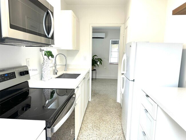 Building Photo - 401 SE 14th Ct