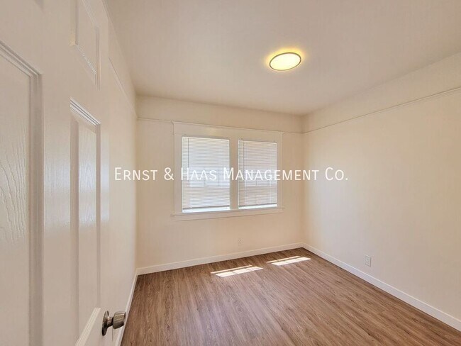 Building Photo - 154 E Eagle St