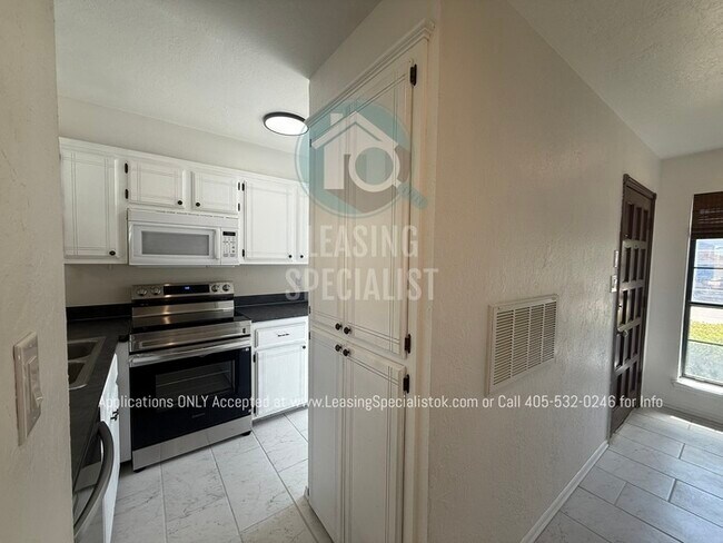 Building Photo - West Norman 2 Bed 1.5 Bath Townhouse Available for Your Immediate Move!