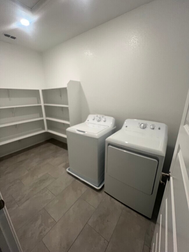 Building Photo - 5032 Pinaleno Wy