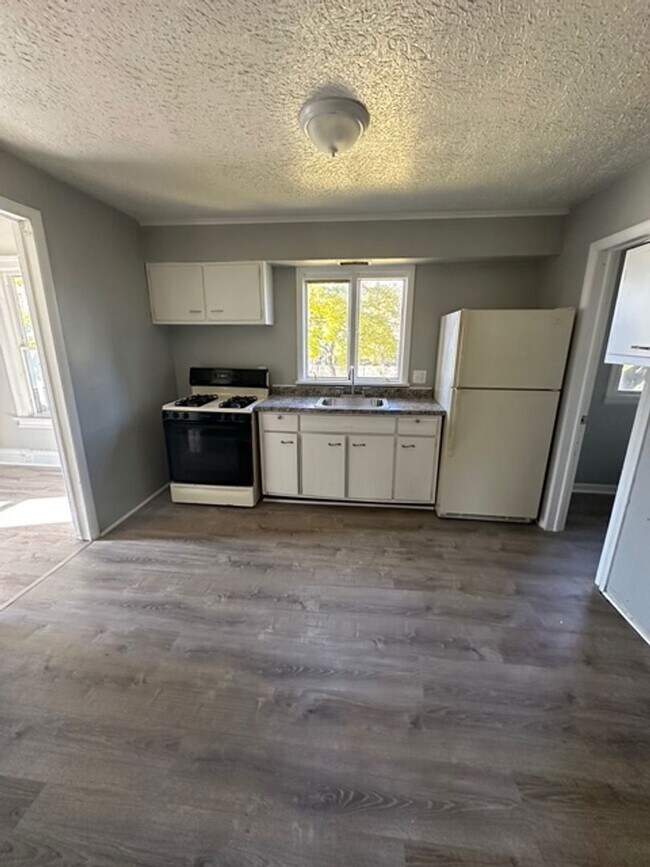 Building Photo - 104-104.5-1045 Bernard St