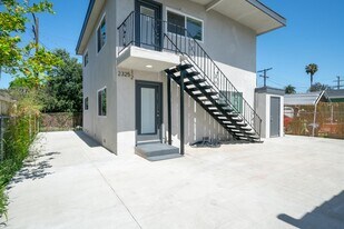 Building Photo - 2325 S Sycamore Ave