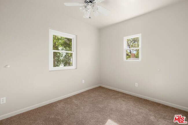 Building Photo - 120 S Poinsettia Pl