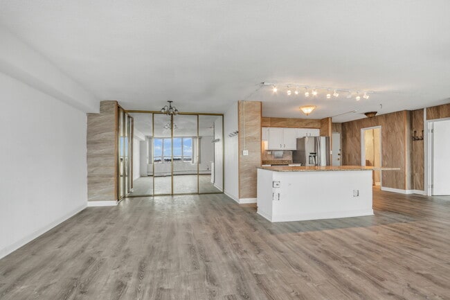 Building Photo - 8801 W Golf Rd