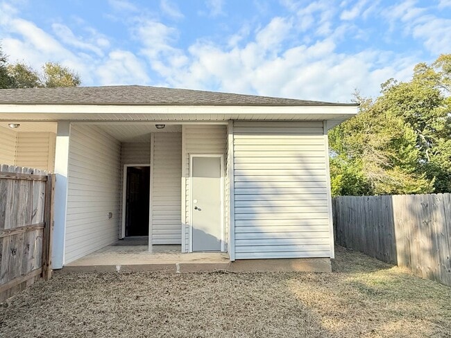 Building Photo - Modern 2-Bedroom Duplex