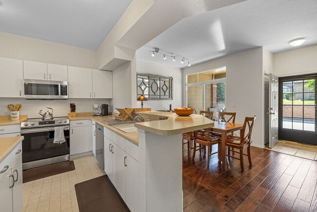 Building Photo - FURNISHED or unfurnished - 3 bed 3 bath Gated Highlands Ranch Home!