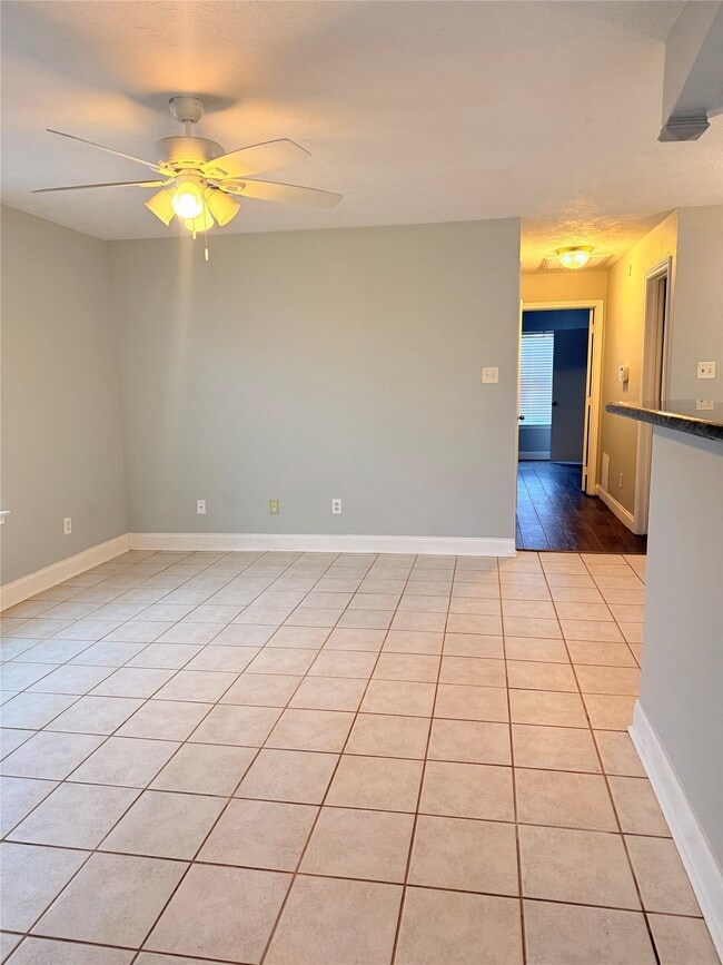 Building Photo - 320 Willowick St