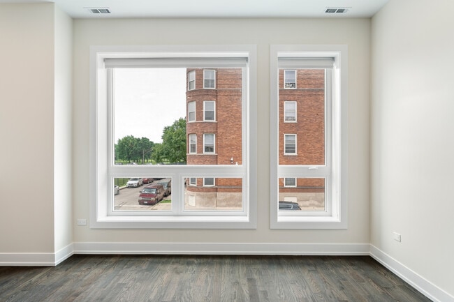 Building Photo - 412 E 50th Pl