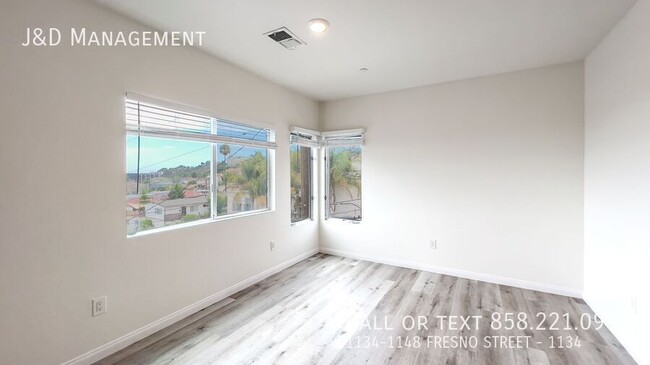 Building Photo - Luxury Townhouse w/ 2 Car Garage & Rooftop...