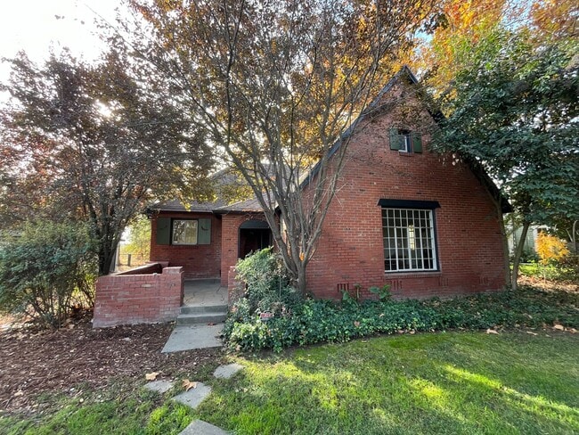 Building Photo - Charming 3 Bedroom 1.5 Bath Rural Tudor Revival Home