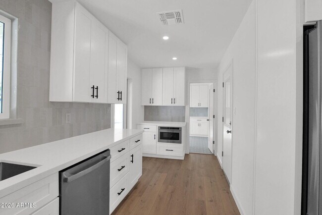Building Photo - 501 W Seldon Ln