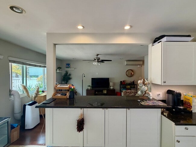 Building Photo - Classic Carlsbad Beach Bungalow