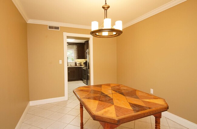 Building Photo - 574 L'Ombre Cir NE