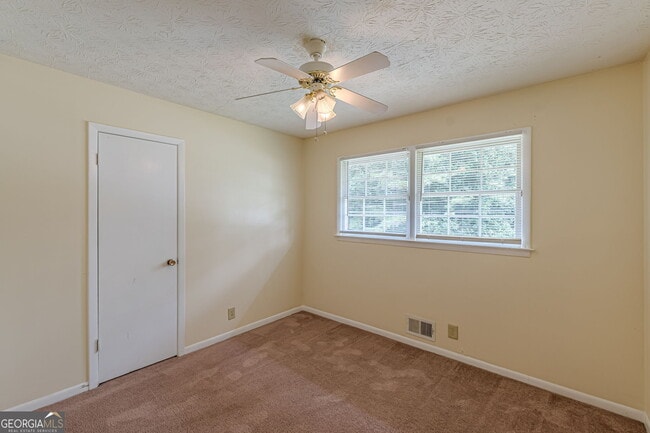 Building Photo - 828 Sheppard Way