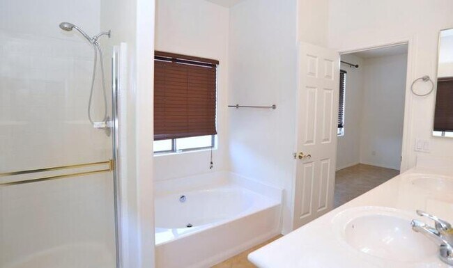 Building Photo - Priced right in Dove Mountain. Fresh & cle...