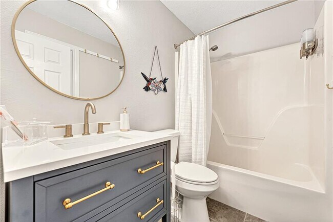 Building Photo - 701 SW Maidstone Ave