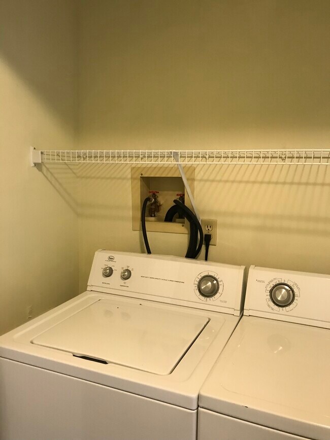 Building Photo - 1111 Cambridge Ct