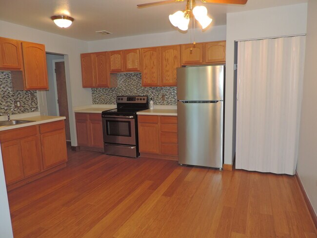 Building Photo - 7425 Brookdale Dr