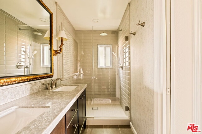 Building Photo - 1047 E Pomello Dr