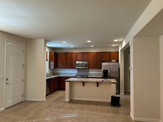 Building Photo - **READY FOR MOVE IN** Somersett Townhome