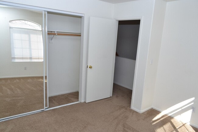 Building Photo - SW - ROOMY 3 BEDROOM 2.5 BATH TOWNHOME - 8...