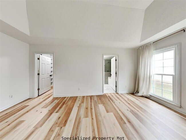 Building Photo - 4660 Hampton Square Dr