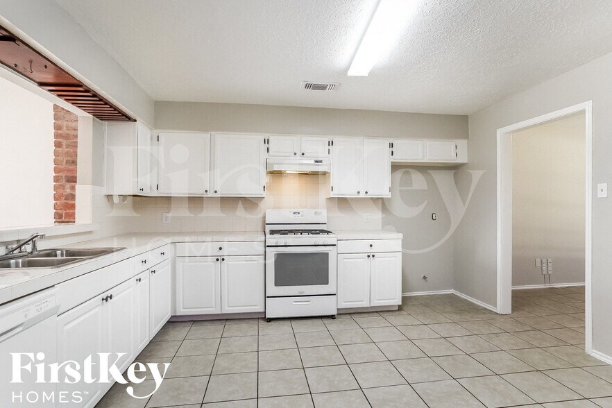 Building Photo - 24119 Lone Elm Dr