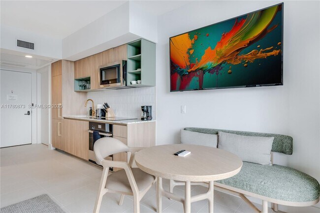 Building Photo - 601 NE 1st Ave