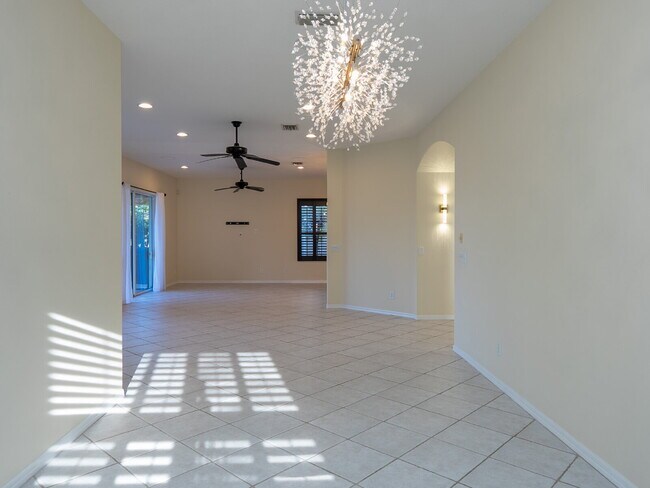 Building Photo - "Spacious 3-Bedroom Oasis with 2 Baths and 2,287 Sq Ft in Bradenton!"