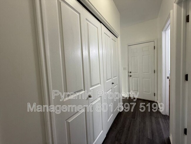 Building Photo - 732 Skipton Dr W