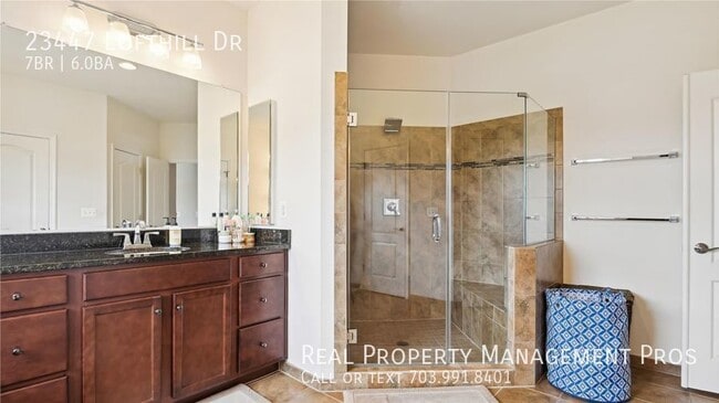 Building Photo - Beautifully Maintained 7 Bedroom 6 Bath Ho...