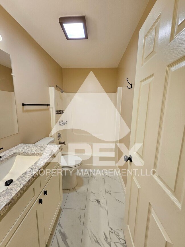 Building Photo - Renovated - 2 Bd 2.5 Ba Townhouse Duplex w/Huge Bonus room and oversized 1-car garage in West Kno...
