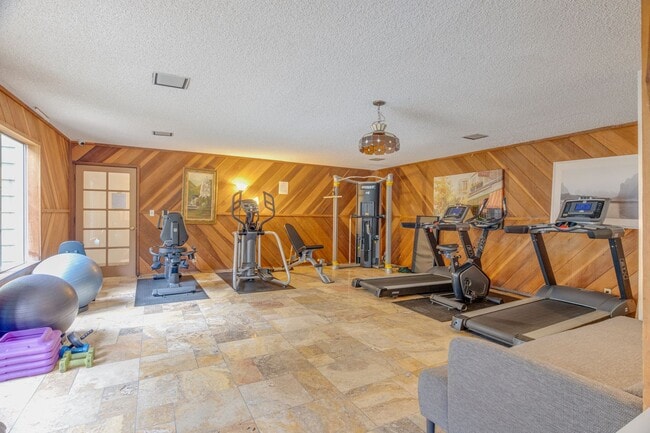Building Photo - 1 Bedroom / 1 Bathroom Rear Condo Unit