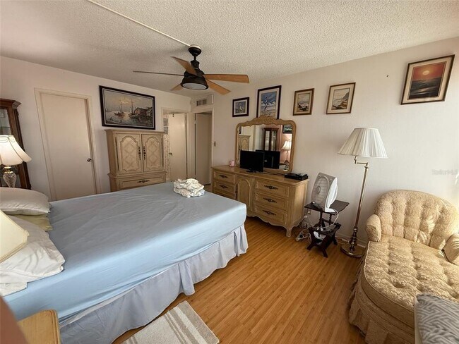 Building Photo - 7400 Sun Island Dr S