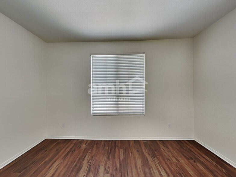 Building Photo - 1006 Lone Pine River Ave